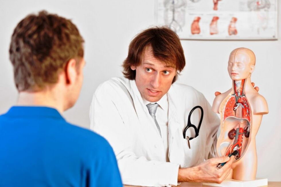 El médico asesora al paciente sobre los motivos que impiden la potencia.